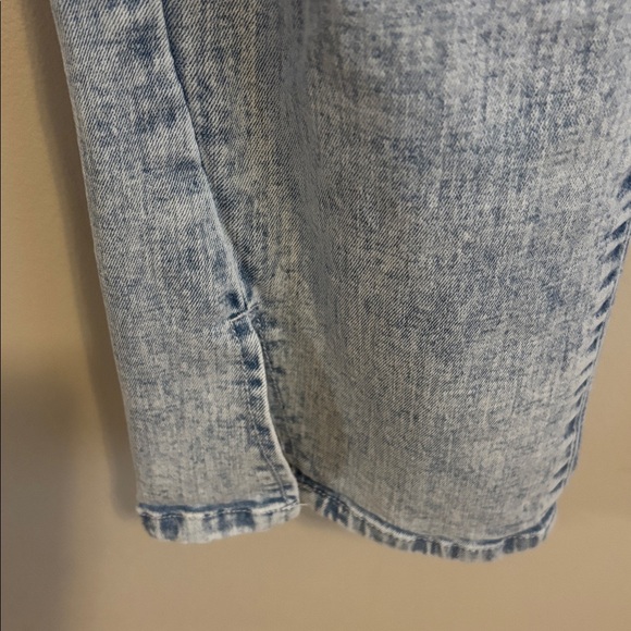 Democracy Light Blue Distressed Cropped Jeans size 8 - Picture 4 of 7